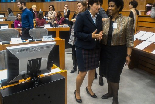 Při diskuzi s&nbsp;v&yacute;konnou ředitelkou sekce pro ženy OSN Phumzile Mlambo-Ngcuka