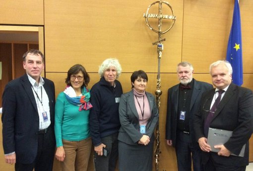 Před&aacute;n&iacute; poutn&iacute;ho kř&iacute;že Evropsk&eacute;mu parlamentu. Po pravici M. &Scaron;ojdrov&eacute; stoj&iacute; Otmar Oliva, autor d&iacute;la.