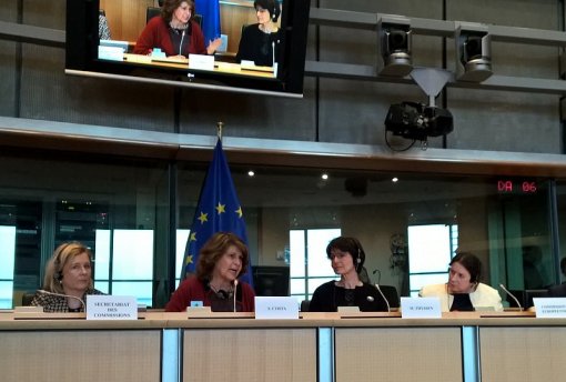 Členov&eacute; v&yacute;boru pro Kulturu a vzděl&aacute;v&aacute;n&iacute; Evropsk&eacute;ho parlamentu diskutuj&iacute; s eurokomisařkou Thyssen.