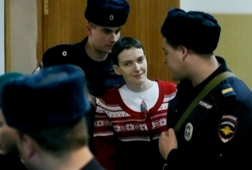 Zdroj: https://upload.wikimedia.org/wikipedia/commons/2/28/Nadiya_Savchenko%2C_Moscow_court%2C_10_February_2015_01.jpg?uselang=cs