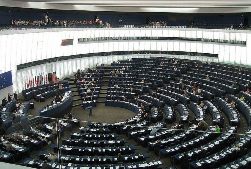Zdroj: https://upload.wikimedia.org/wikipedia/commons/9/93/EP_Strasbourg_hemicycle_l-gal.jpg