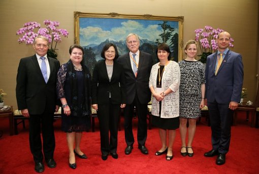 Přijet&iacute; delegace Evropsk&eacute;ho parlamentu a Evropsk&eacute; komise - zleva: b&yacute;val&yacute; předseda skupiny př&aacute;tel Tchaj-wanu v EP, G. Jarzembowski, představitelka EK na Tchaj-wanu, M. Majorenko, prezidentka Cchaj Jing-wen, současn&yacute; m&iacute;stopředseda skupiny př&aacute;tel Tchaj-wanu, poslanec D. Riquet, poslankyně EP M. &Scaron;ojdrov&aacute;, poradci v EP, G. Braun-Friderici a Luk&aacute;&scaron; Pachta.
Zdroj fotografie: Presidential Office, R.O.C. (Taiwan)