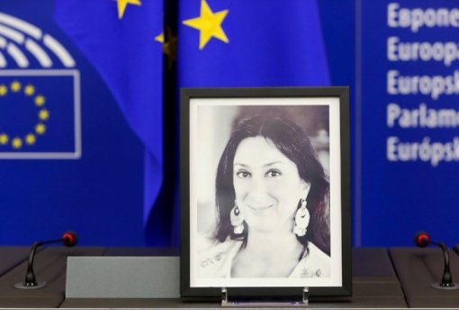 Maltsk&aacute; novin&aacute;řka Daphne Caruanov&aacute; Galiziov&aacute; se dlouhodobě věnovala odhalov&aacute;n&iacute; politick&eacute; korupce v&nbsp;r&aacute;mci rozkr&yacute;v&aacute;n&iacute; af&eacute;ry Panama Papers. Za svou odvahu zaplatila&nbsp;životem.