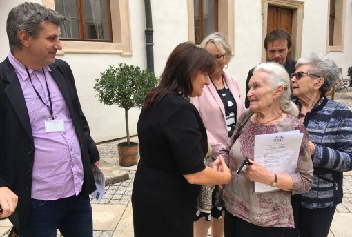 Michaela &Scaron;ojdrov&aacute; a Jaroslav Miko na setk&aacute;n&iacute; s &quot;Wintonov&yacute;mi dětmi&quot; Ruth H&aacute;lovou a&nbsp;Milenou&nbsp;Grenfell Baines. Praha, z&aacute;ř&iacute;, 2018
