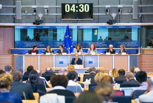 Europoslankyně Michaela &Scaron;ojdrov&aacute; je na fotografii v předsednictvu prvn&iacute; zleva